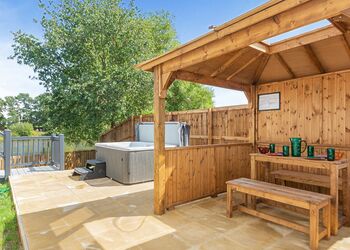 3 Bed Lux Lakeside Garden Hot Tub Pet - Messingham Lakes, Messingham
