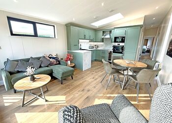 2 Bed Executive Lodge with Garden, Hot Tub, Pet Friendly - Messingham Lakes, Messingham