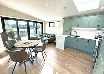 2 Bed Executive Lodge with Garden, Hot Tub, Pet Friendly - Messingham Lakes, Messingham