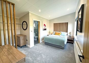 2 Bed Executive Lodge with Garden, Hot Tub, Pet Friendly - Messingham Lakes, Messingham