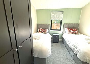 2 Bed Executive Lodge with Garden, Hot Tub, Pet Friendly - Messingham Lakes, Messingham