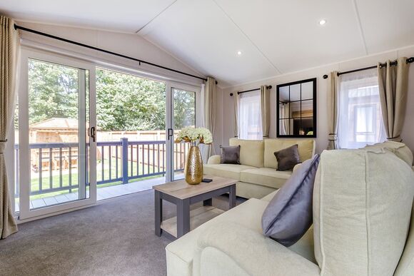 2 Bed Lux Garden Lodge Hot Tub - Messingham Lakes, Messingham