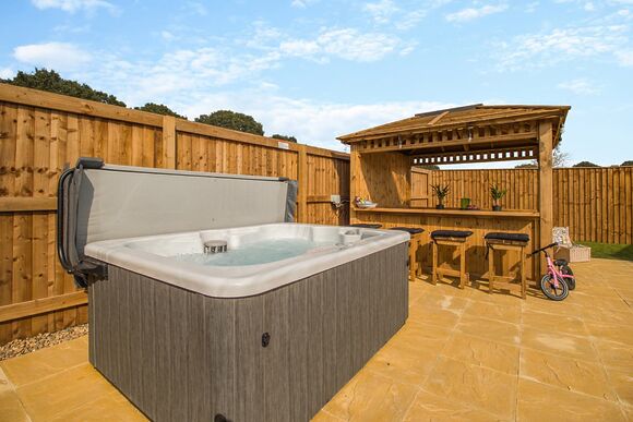 2 Bed Lux Garden Lodge Pet Friendly Hot Tub - Messingham Lakes, Messingham