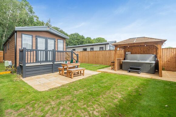 2 Bed Garden Hot Tub - Messingham Lakes, Messingham