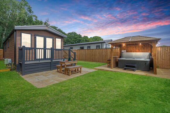2 Bed Garden Hot Tub - Messingham Lakes, Messingham