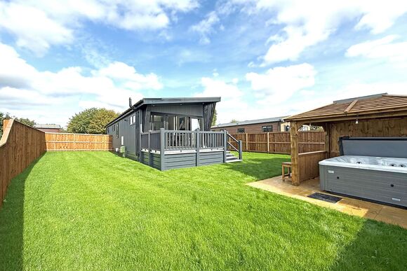 2 Bed Executive Lodge with Garden, Hot Tub, Pet Friendly - Messingham Lakes, Messingham