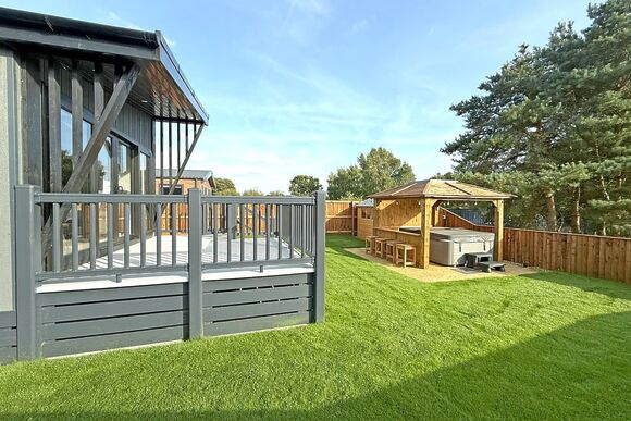 2 Bed Executive Lodge with Garden, Hot Tub, Pet Friendly - Messingham Lakes, Messingham
