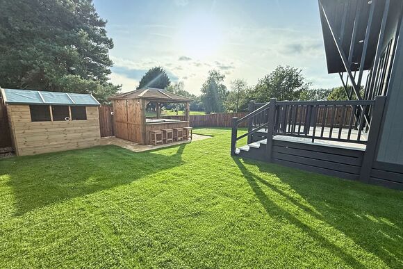 2 Bed Executive Lodge with Garden, Hot Tub, Pet Friendly - Messingham Lakes, Messingham