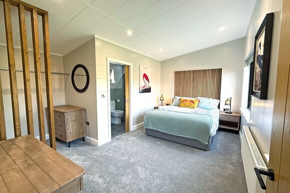 2 Bed Executive Lodge with Garden, Hot Tub, Pet Friendly - Messingham Lakes, Messingham