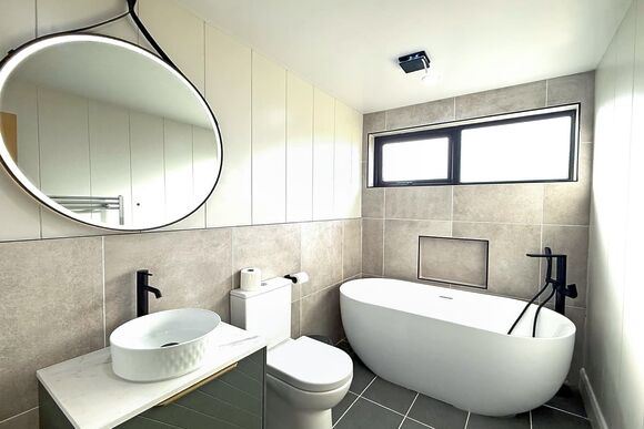 2 Bed Executive Lodge with Garden, Hot Tub, Pet Friendly - Messingham Lakes, Messingham