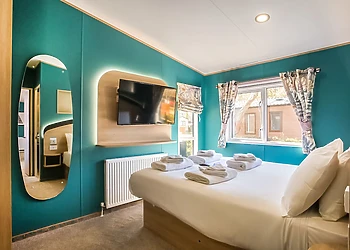 Burst of Blue 8 Berth Lakeside Hot Tub (Pet) - Mill Rhythe Holiday Park, Hayling Island