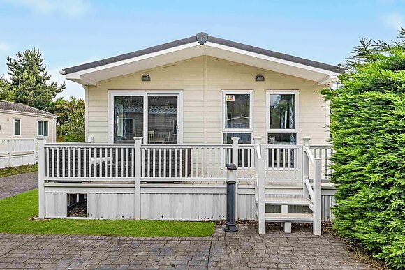 Deluxe 4 Bedroom Lodge, Sleeps 8. With decking. - Lizard Point, Lizard Peninsula