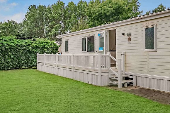 Deluxe 4 Bedroom Lodge, Sleeps 8. With decking. - Lizard Point, Lizard Peninsula