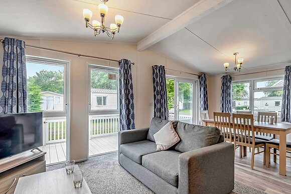 Deluxe 4 Bedroom Lodge, Sleeps 8. With decking. - Lizard Point, Lizard Peninsula