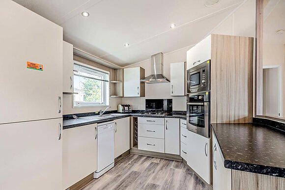 Deluxe 4 Bedroom Lodge, Sleeps 8. With decking. - Lizard Point, Lizard Peninsula