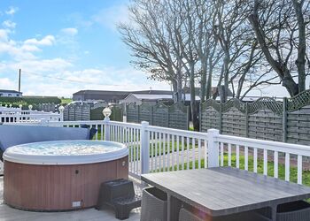 Hollows Lodge (Pet), Hollows Lodge - Mundesley Holiday Village, Mundesley