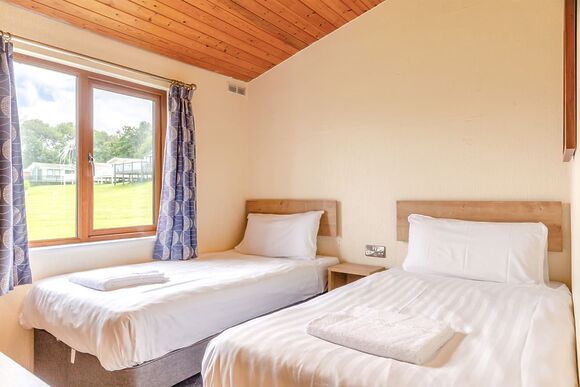 Deluxe Lodge with parking, ensuite & decking P, Deluxe Lodge with parking, ensuite & decking - Nairn Lochloy, Nairn, Moray Firth, Inverness