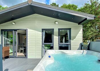 Woodland 2 Bed Hot Tub Holiday Lodge &ndash; Cherry Tree - Notter Bridge Holiday Park, Notter Bridge, Saltash