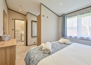 Woodland 2 Bed Hot Tub Holiday Lodge &ndash; Cherry Tree - Notter Bridge Holiday Park, Notter Bridge, Saltash