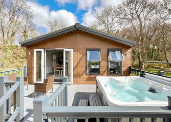 Woodland 2 Bed Hot Tub Holiday Lodge &ndash; Willow - Notter Bridge Holiday Park, Notter Bridge, Saltash