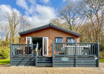 Woodland 2 Bed Hot Tub Holiday Lodge &ndash; Willow - Notter Bridge Holiday Park, Notter Bridge, Saltash