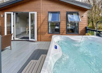 Woodland 2 Bed Hot Tub Holiday Lodge &ndash; Willow - Notter Bridge Holiday Park, Notter Bridge, Saltash