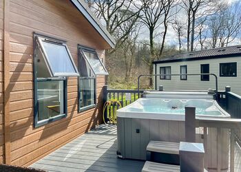 Woodland 2 Bed Hot Tub Holiday Lodge &ndash; Willow - Notter Bridge Holiday Park, Notter Bridge, Saltash