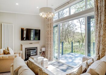 Riverside 2 Bed Hot Tub Lodge &ndash; Riverside Retreat - Notter Bridge Holiday Park, Notter Bridge, Saltash