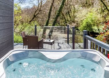 Riverside 2 Bed Hot Tub Lodge &ndash; Riverside Retreat - Notter Bridge Holiday Park, Notter Bridge, Saltash