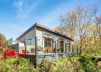 Riverside 2 Bed Hot Tub Lodge &ndash; Riverside Retreat - Notter Bridge Holiday Park, Notter Bridge, Saltash