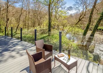 Riverside 2 Bed Hot Tub Lodge &ndash; Riverside Retreat - Notter Bridge Holiday Park, Notter Bridge, Saltash