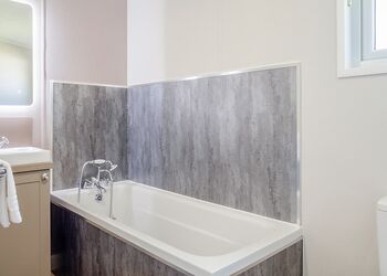 Riverside 2 Bed Hot Tub Lodge &ndash; Riverside Retreat - Notter Bridge Holiday Park, Notter Bridge, Saltash