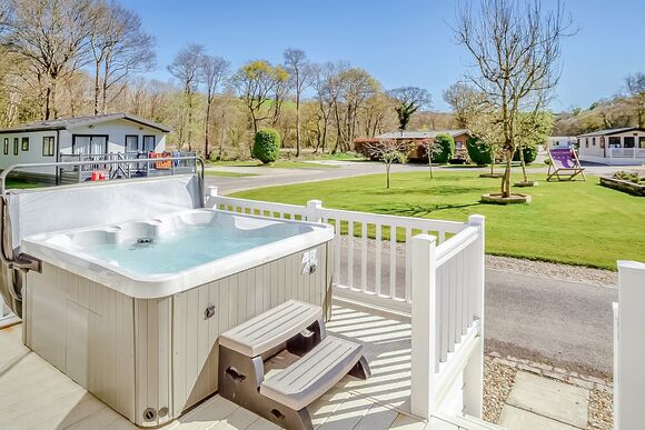 Woodland 2 Bed Hot Tub Holiday Lodge &ndash; Magnolia - Notter Bridge Holiday Park, Notter Bridge, Saltash