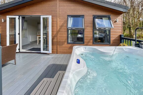 Woodland 2 Bed Hot Tub Holiday Lodge &ndash; Willow - Notter Bridge Holiday Park, Notter Bridge, Saltash