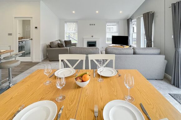 Woodland 2 Bed Hot Tub Holiday Lodge &ndash; Willow - Notter Bridge Holiday Park, Notter Bridge, Saltash