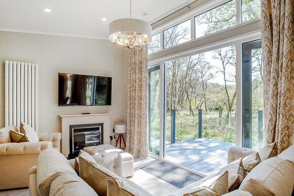 Riverside 2 Bed Hot Tub Lodge &ndash; Riverside Retreat - Notter Bridge Holiday Park, Notter Bridge, Saltash