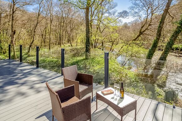 Riverside 2 Bed Hot Tub Lodge &ndash; Riverside Retreat - Notter Bridge Holiday Park, Notter Bridge, Saltash