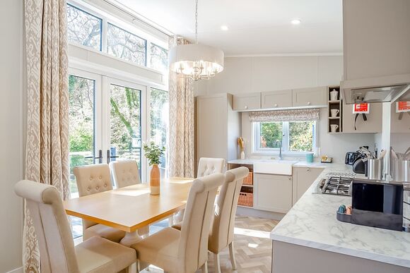 Riverside 2 Bed Hot Tub Lodge &ndash; Riverside Retreat - Notter Bridge Holiday Park, Notter Bridge, Saltash