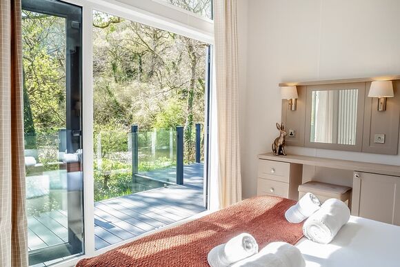 Riverside 2 Bed Hot Tub Lodge &ndash; Riverside Retreat - Notter Bridge Holiday Park, Notter Bridge, Saltash