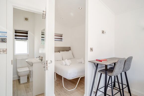 Ensuite Glamping Studio Lodge &ndash; Anglers Roost - Notter Bridge Holiday Park, Notter Bridge, Saltash