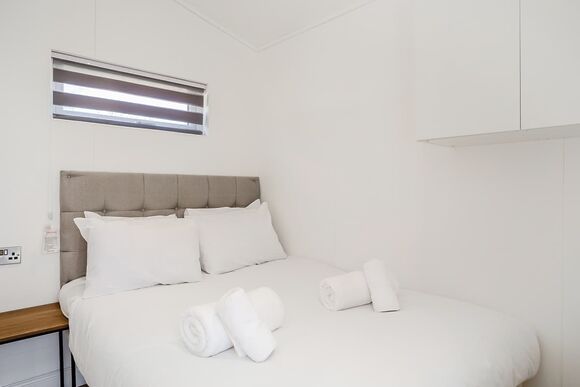 Ensuite Glamping Studio Lodge &ndash; Anglers Roost - Notter Bridge Holiday Park, Notter Bridge, Saltash