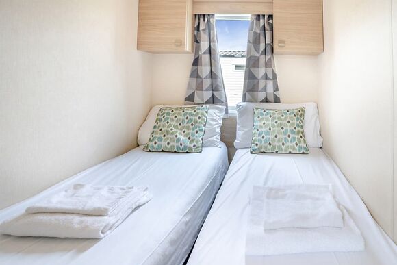 Bronze Caravan with parking 6 P, Bronze Caravan with parking - Newquay Holiday Park, Newquay