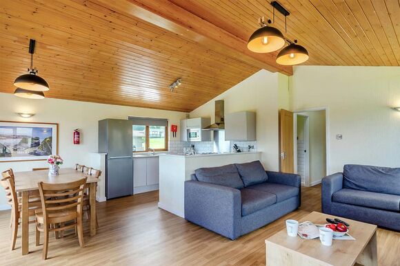 Deluxe Lodge with parking, ensuite & decking 8 P, Deluxe Lodge with parking, ensuite & decking 8 - Newquay Holiday Park, Newquay