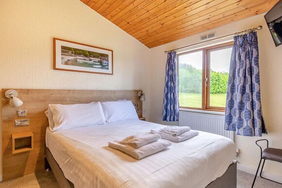 Deluxe Lodge with parking, ensuite & decking 8, Deluxe Lodge with parking, ensuite & decking 8 P - Newquay Holiday Park, Newquay