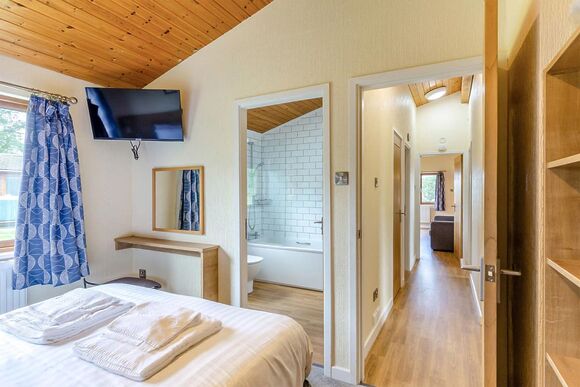 Deluxe Lodge with parking, ensuite & decking 8 P, Deluxe Lodge with parking, ensuite & decking 8 - Newquay Holiday Park, Newquay