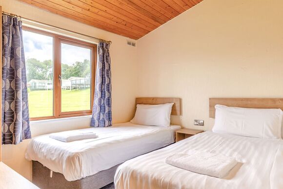Deluxe Lodge with parking, ensuite & decking 8, Deluxe Lodge with parking, ensuite & decking 8 P - Newquay Holiday Park, Newquay