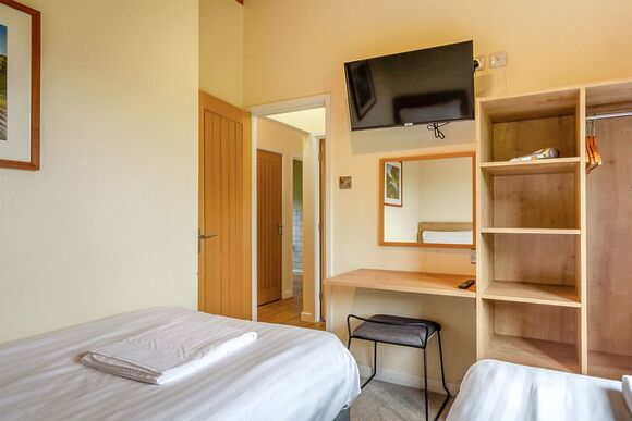 Deluxe Lodge with parking, ensuite & decking 8, Deluxe Lodge with parking, ensuite & decking 8 P - Newquay Holiday Park, Newquay