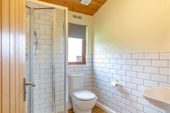 Deluxe Lodge with parking, ensuite & decking 8 P, Deluxe Lodge with parking, ensuite & decking 8 - Newquay Holiday Park, Newquay