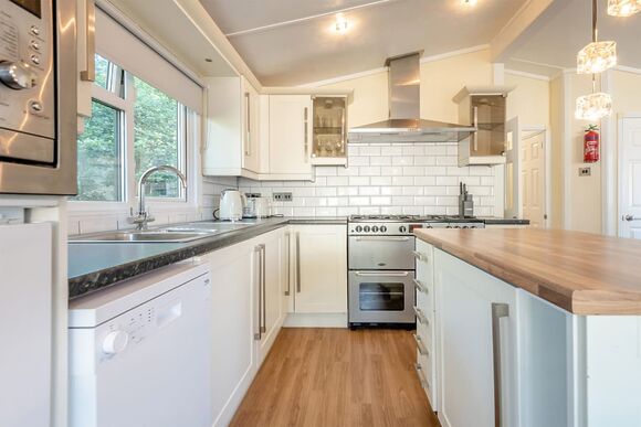 Superior Lodge with parking, ensuite & decking P, Superior Lodge with parking, ensuite & decking 4 - Newquay Holiday Park, Newquay