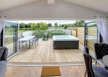 Chaffinch Lodge - Noahs Retreat, Laceby